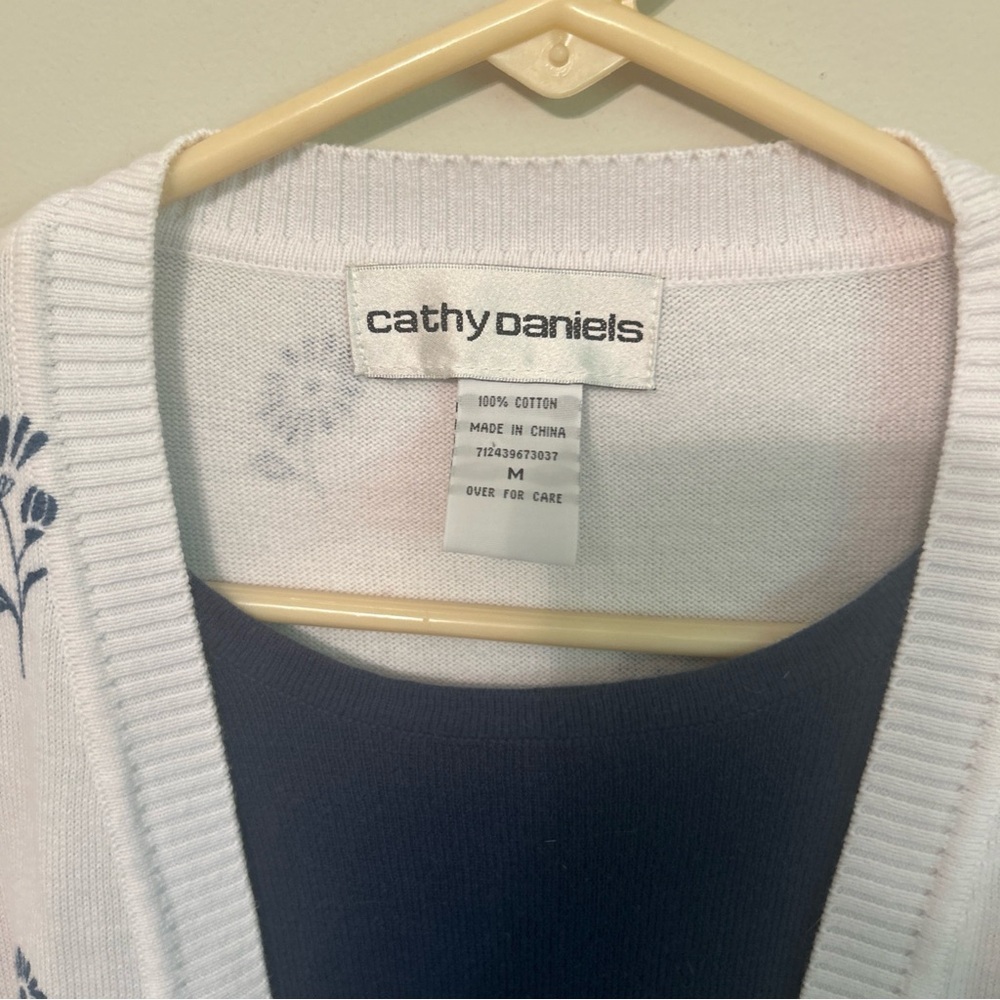 Women’s Cathy Daniels Blue and White Floral Cardigan Sweater. - Picture 3 of 8